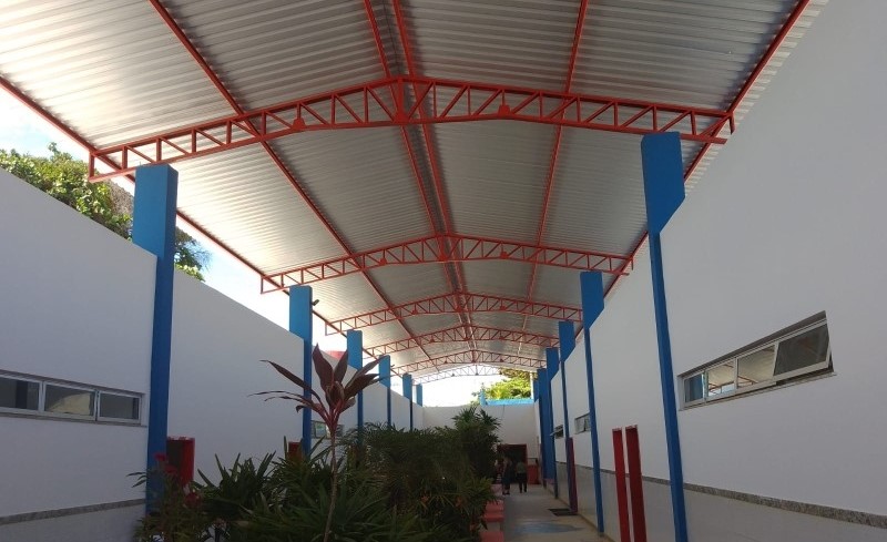 Escola de Atafona ganha nova cobertura da área externa
