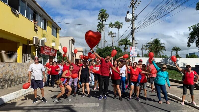 Caminhada sobre cuidados com a hipertensão reúne dezenas de pessoas