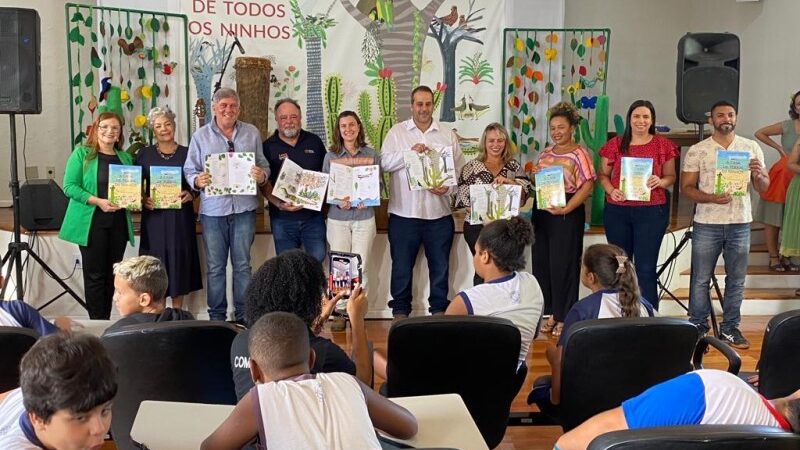 Secretaria de Educação recebe da GNA doação de 1.350 livros sobre a restinga de SJB