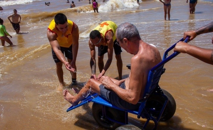 Cadeiras anfíbias garantem acessibilidade nas praias de SJB