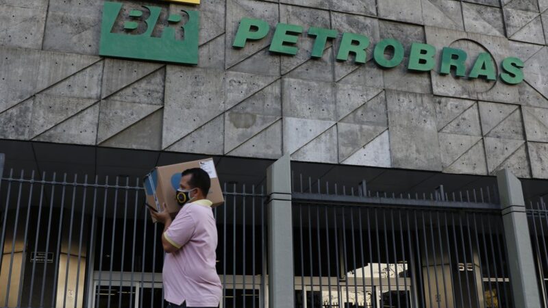 Petrobras reduz preço da gasolina em 4,66% para distribuidoras