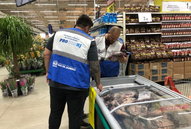 Procon Estadual descarta mais de 100 kg de alimentos impróprios no Norte Fluminense