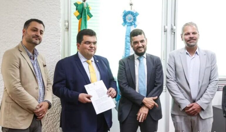 Rodrigo Bacellar, governador em exercício, assina decreto para expansão do Aeroporto de Macaé