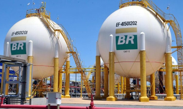 Petrobras anuncia concurso com salário de R$ 5,8 mil