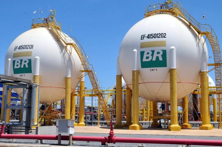 Petrobras anuncia concurso com salário de R$ 5,8 mil