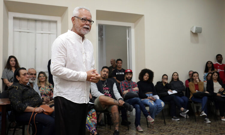 Teatro de Bolso recebe espetáculo de Artur Gomes de sexta-feira a domingo