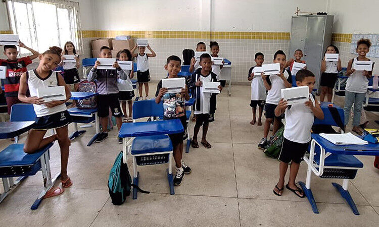 Estudantes de 121 escolas municipais de Campos já receberam mais de 5.500 tablets