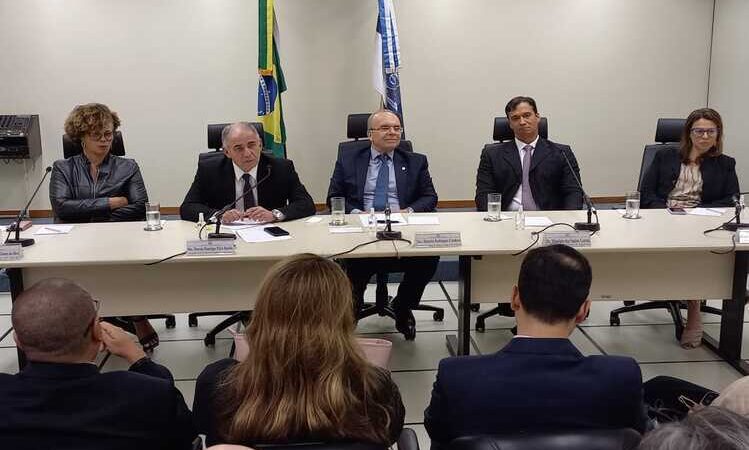 Durante reunião em Itaperuna, presidente TJRJ anuncia realização de concurso público