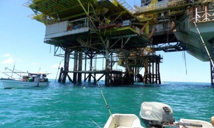 Porto do Açu e Petrobras assinam contrato para pré-descomissionar três plataformas