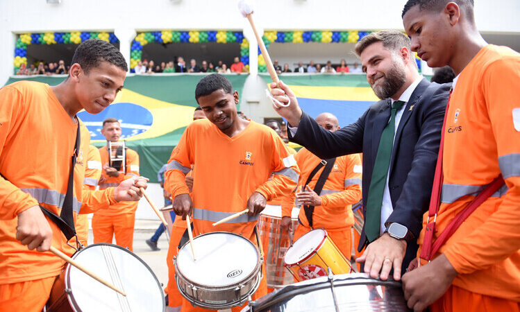 Wladimir confere popularidade durante desfile da Independência em Campos