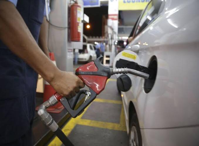 Preço da gasolina cai e do diesel sobe para distribuidoras 