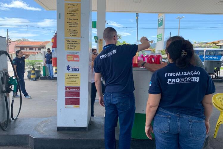Procon-RJ autua quatro postos de combustíveis no Norte Fluminense