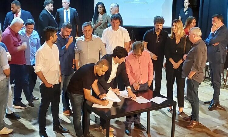Reunidos em Niterói, prefeitos anunciam ação coletiva contra a Enel