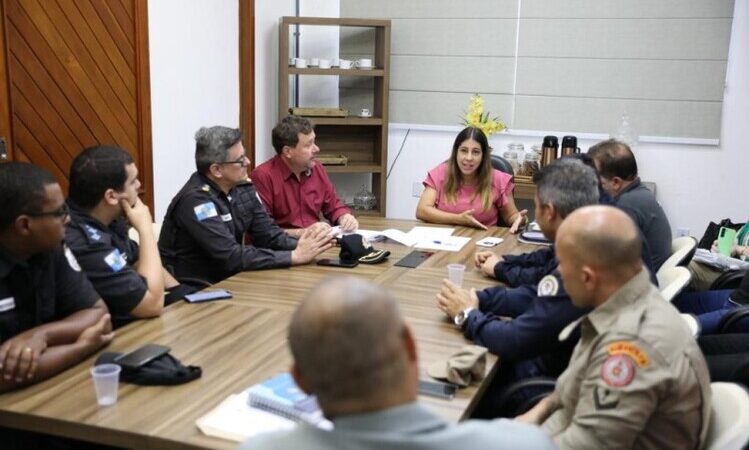 Carla Caputi reúne forças de segurança e define ações para o Réveillon e verão em SJB