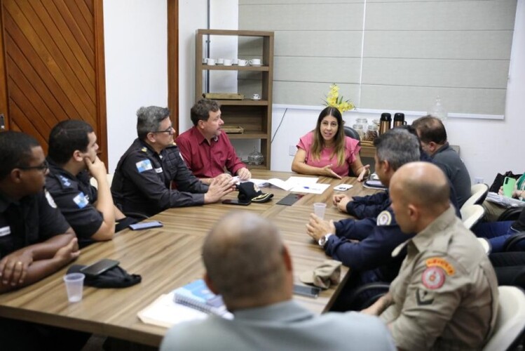 Carla Caputi reúne forças de segurança e define ações para o Réveillon e verão em SJB