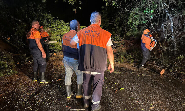 Tempestade e ventos que chegaram a 80 km/h atingem Norte de Campos