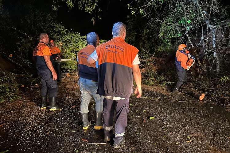Tempestade e ventos que chegaram a 80 km/h atingem Norte de Campos