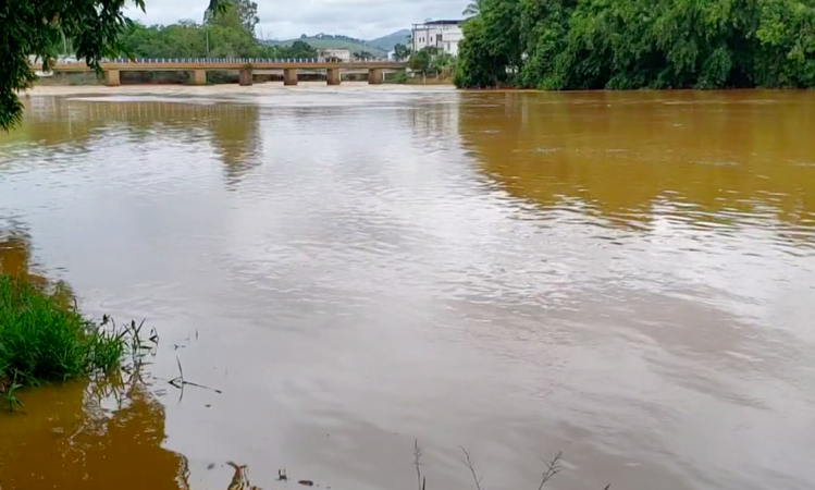 Rio Muriaé, em Itaperuna, com alerta máximo do Inea para risco de transbordamento