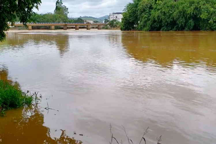 Rio Muriaé, em Itaperuna, com alerta máximo do Inea para risco de transbordamento
