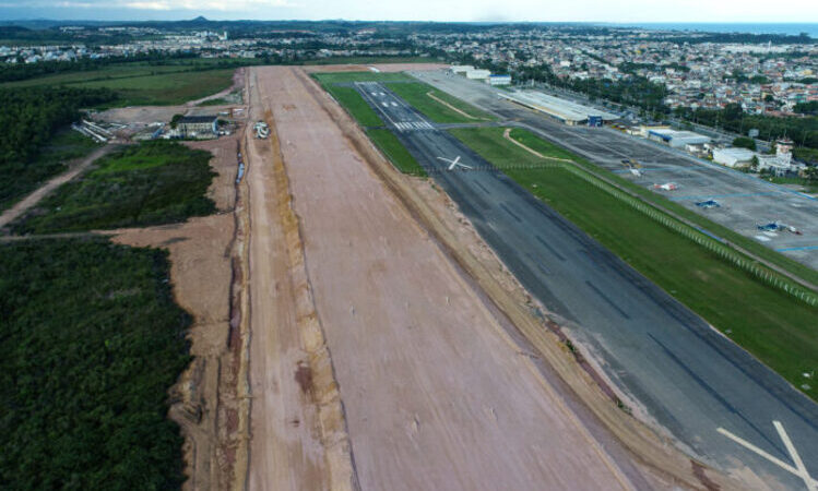 Construção da nova pista do aeroporto de Macaé já está na metade