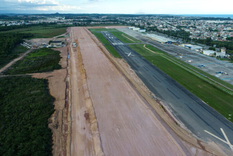 Construção da nova pista do aeroporto de Macaé já está na metade