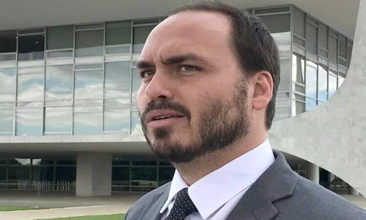 Carlos Bolsonaro é alvo de operação da PF
