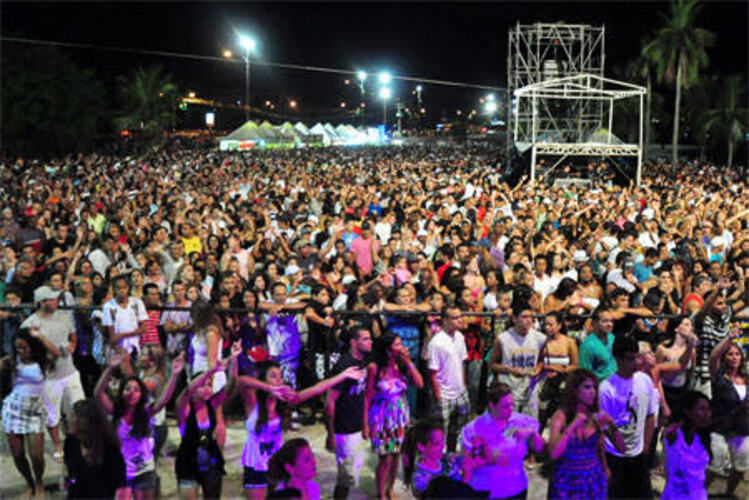 Fim de semana com shows e atividades esportivas nas praias