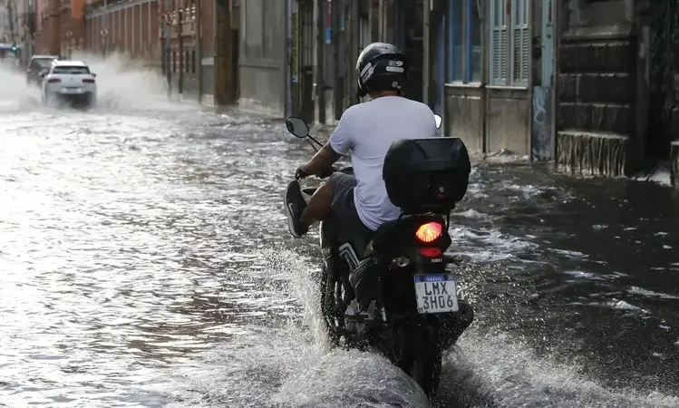Chuva leva prefeito do Rio a decretar situação de emergência