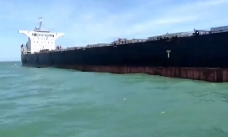 Navio encalha a 4 km da costa em São João da Barra