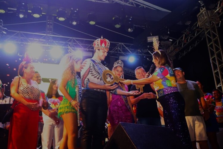 Já é Carnaval em SJB; prefeita entregou chave da cidade ao Rei Momo