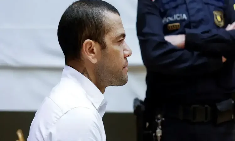 Daniel Alves condenado a 4 anos e meio de prisão por agressão sexual