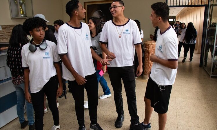 Mais de 700 mil alunos da rede estadual retornam às aulas nesta segunda