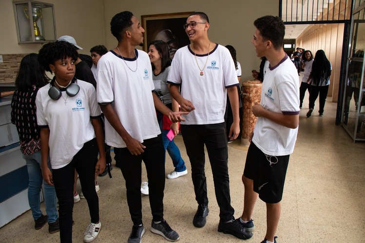 Mais de 700 mil alunos da rede estadual retornam às aulas nesta segunda