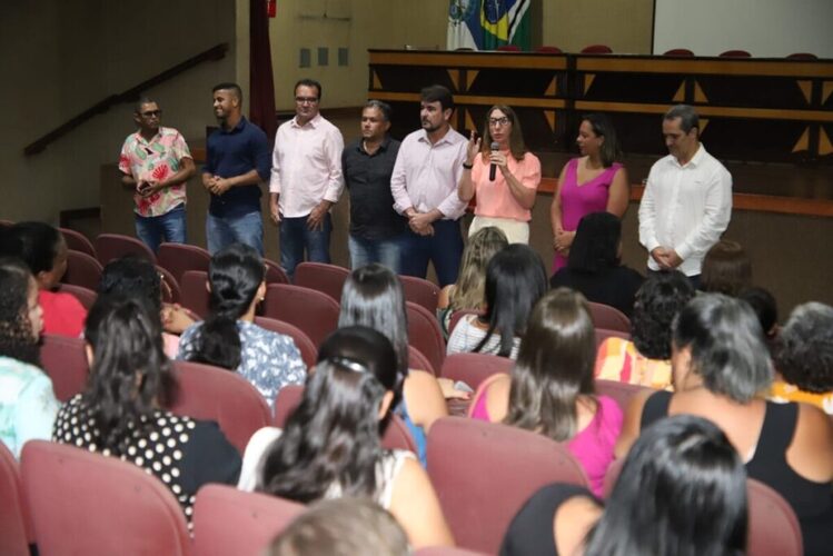 Auxiliares de creche e de cuidadores incluídos no plano de Cargos e Salários de Quissamã
