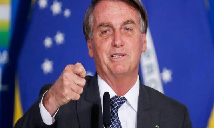 STF manda Bolsonaro entregar passaporte à Justiça