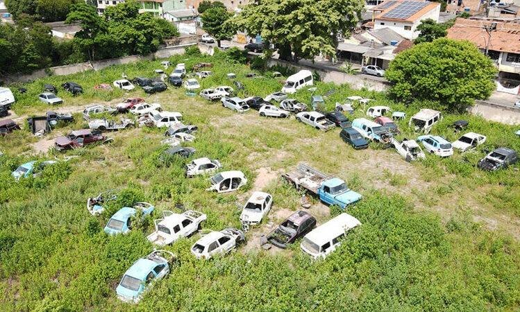 Prefeitura de Campos acha mais de 50 carcaças de veículos, em ação de combate a dengue