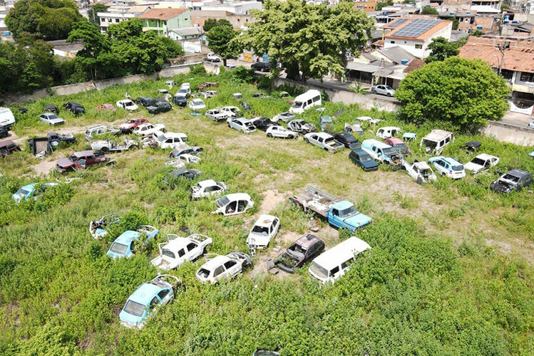 Prefeitura de Campos acha mais de 50 carcaças de veículos, em ação de combate a dengue