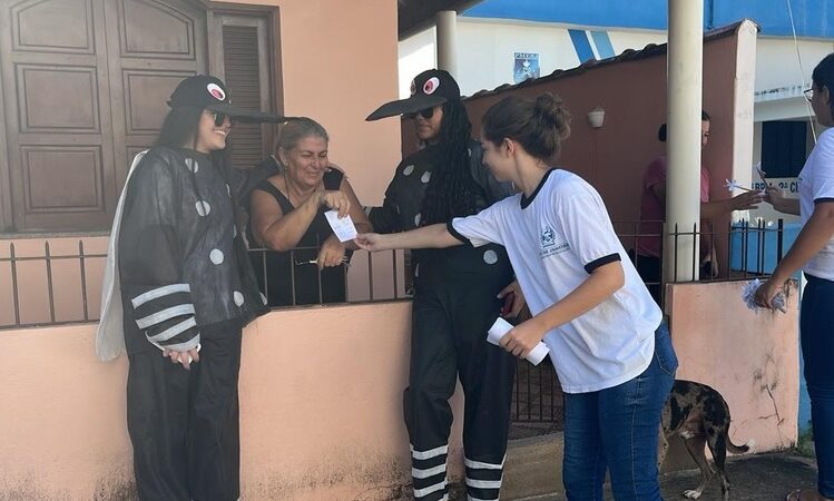 Alunos de escola no interior de Campos saem às ruas contra a dengue 