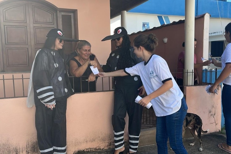 Alunos de escola no interior de Campos saem às ruas contra a dengue
