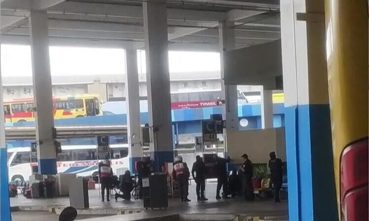 Sequestrador se rende, após manter 17 reféns em ônibus na rodoviária Novo Rio