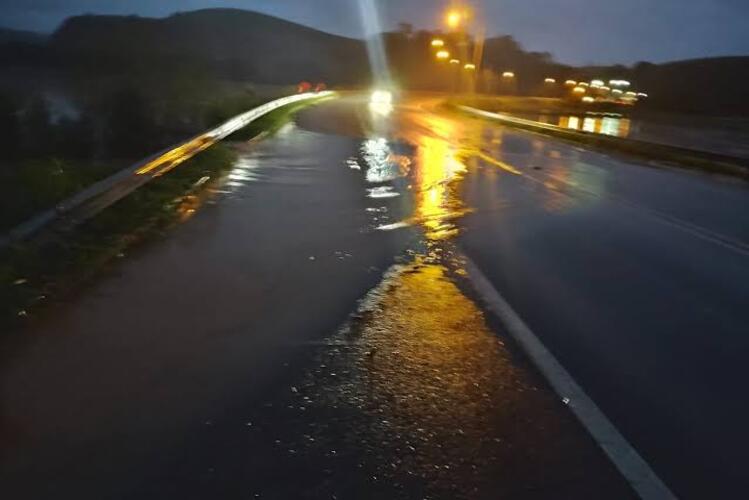 BR-101 interditada na divisa do RJ com ES nos dois sentidos