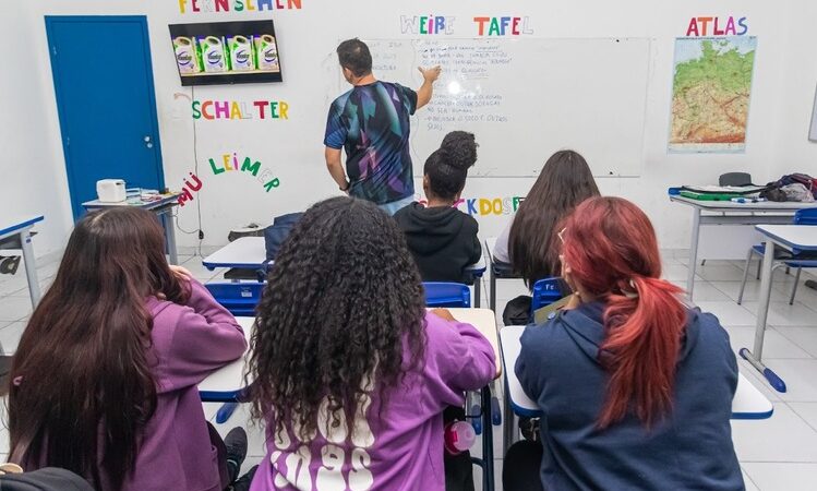 Governo do Estado regulamenta carga horária de professores de 18 para 30 horas semanais