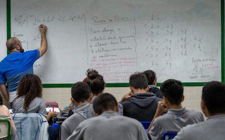 Mais 165 professores dos concursos de 2013 e 2024 são convocadas pelo estado do RJ