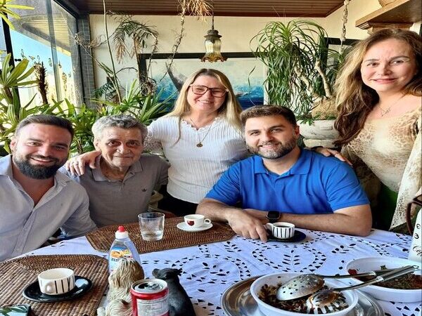 Wladimir se reúne com Arnaldo Vianna e família para um café