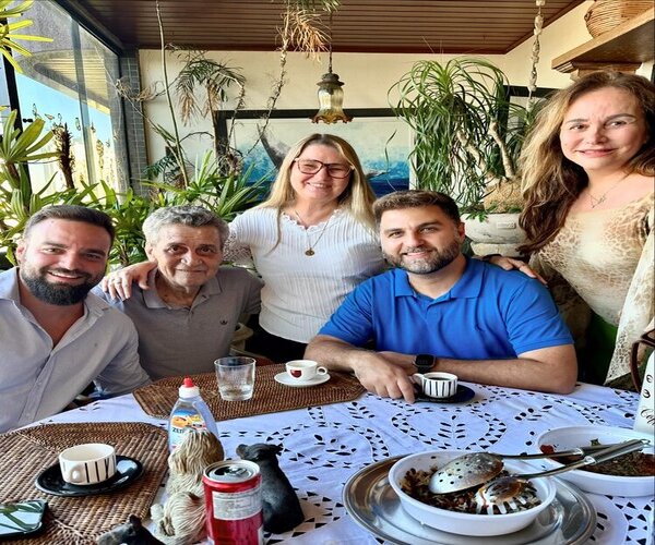 Wladimir se reúne com Arnaldo Vianna e família para um café