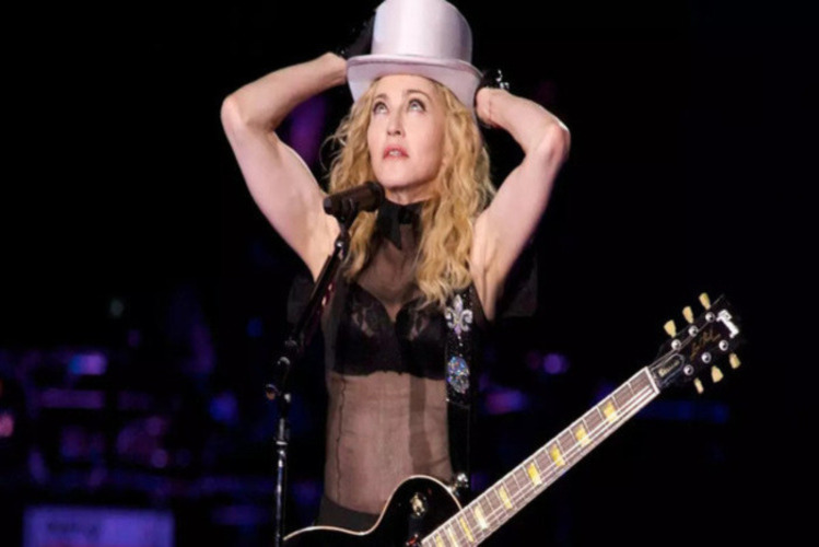 Madonna desembarca no Rio para show em Copacabana