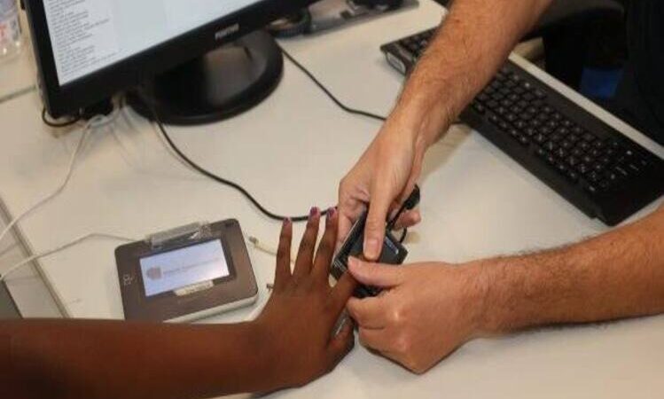 TRE-RJ convoca 4 milhões de eleitores para fazer biometria