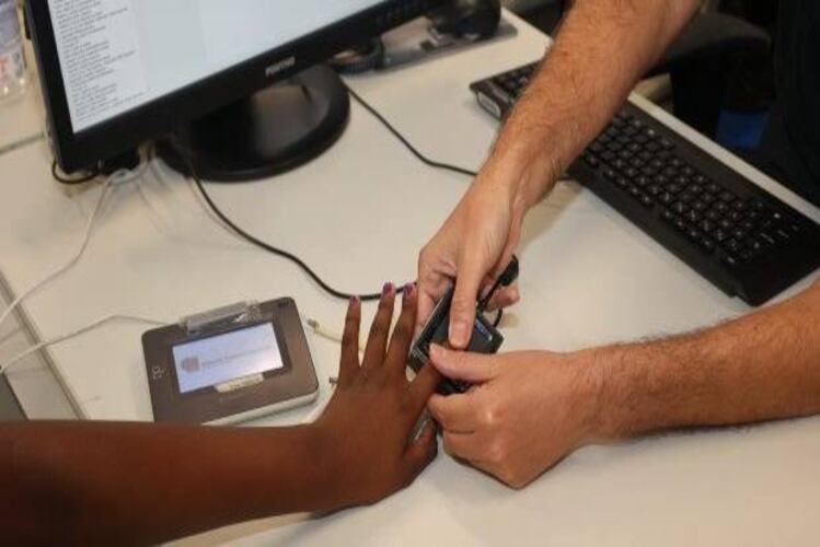 TRE-RJ convoca 4 milhões de eleitores para fazer biometria