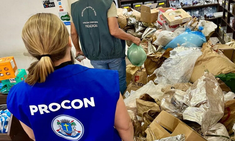 Procon apreende uma tonelada e meia de produtos impróprios para consumo em Macaé