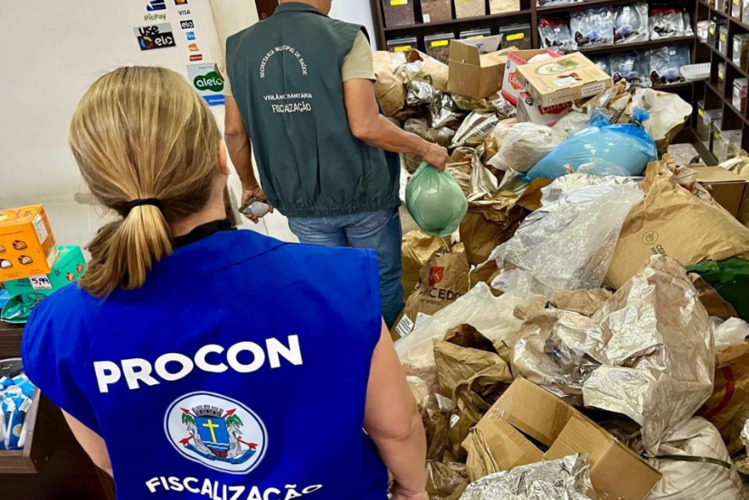 Procon apreende uma tonelada e meia de produtos impróprios para consumo em Macaé